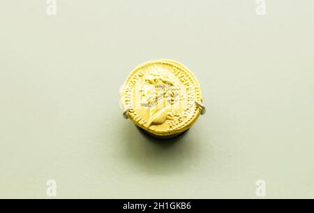 Merida, Spanien - 25. August 2018: Goldmünze des Hadrian-römischen Kaisers. Nationalmuseum für Römische Kunst in Merida, Spanien Stockfoto