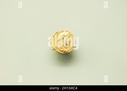 Merida, Spanien - 25. August 2018: Goldmünze des römischen Kaisers Severus Alexander. Nationalmuseum für Römische Kunst in Merida, Spanien Stockfoto