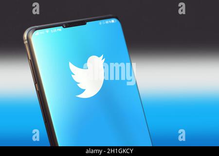 KIEW, UKRAINE-JUNI, 2020: Twitter Mobile Anwendung auf dem Smartphone-Bildschirm. Nahaufnahme von Smartphone-Aufnahmen mit Twitter-Anwendung. Stockfoto