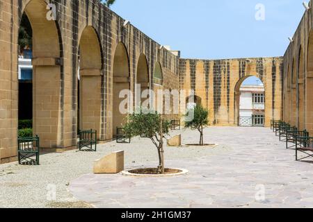 Goldene Kalksteinbögen der Seitenterrasse der Upper Barrakka Gardens in Valletta auf Malta Stockfoto