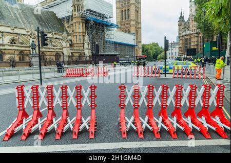 London, Großbritannien. Oktober 2021. Die Sicherheit ist sehr streng, da Premierminister Boris Johnson und Sir Keir Starmer die Parlamentsabgeordneten in einem Gedenkgottesdienst für den ermordeten Abgeordneten Sir David Amess in der St. Margaret's Church, Westminster, leiten. Kredit: Guy Bell/Alamy Live Nachrichten Stockfoto