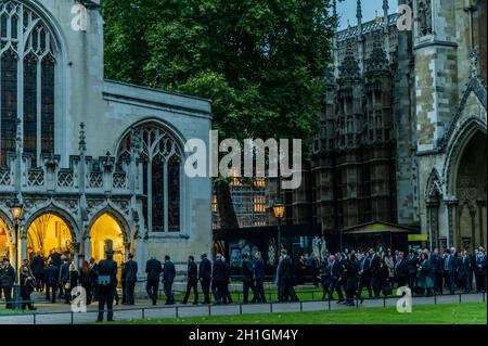 London, Großbritannien. Oktober 2021. Der Premierminister Boris Johnson und Sir Keir Starmer leiten die Parlamentsabgeordneten in einer Gedenkfeier für den ermordeten Abgeordneten Sir David Amess in der St. Margaret's Church, Westminster. Kredit: Guy Bell/Alamy Live Nachrichten Stockfoto