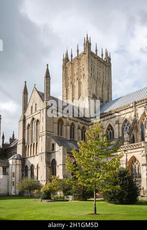 WELLS, Großbritannien - 07. Oktober 2011. Turm und südliches Querschiff der Kathedrale von Wells. Wells, Somerset, Großbritannien Stockfoto