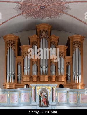 WINTERBERG, DEUTSCHLAND - 10. JUNI 2020: Orgel der Pfarrkirche St. Jakobus am 10. Juni 2020 in Winterberg, Deutschland Stockfoto