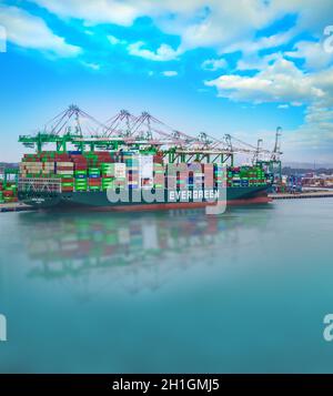 Colon, Panama - 8. Dezember 2019: Immergrüner Containerschiff mit voller Ladung im Hafen von Colon, Panama Stockfoto