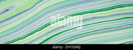 Hintergrund aus handgefertigtem Thai-Marmor-Maulbeerpapier in grün und blau mit fließendem Muster, Panorama-Webbanner Stockfoto