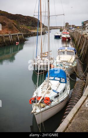 ANGLESEY, Großbritannien - 28. Februar 2012. Segelboote, Yachten in einem alten Hafen an der walisischen Küste. Amlwch Port, Anglesey, Nordwales Stockfoto