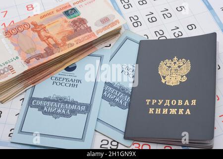 Anapa, Russland - 29.06.2020: Der Kalender enthält ein Arbeitsbuch, ein Sparbuch und ein großes Bündel von fünftausendsten russischen Rechnungen Stockfoto