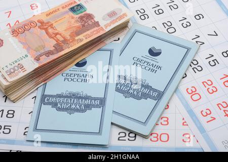 Anapa, Russland - 29.06.2020: Der Kalender enthält ein Sparbuch und ein großes Bündel von fünftausendsten russischen Scheinen Stockfoto