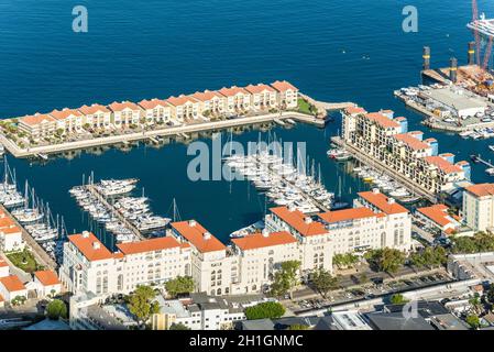 Gibraltar, UK - 18. Mai 2017: Luftaufnahme der Gibraltar Queensway Quay Marina Luxus Wohnungen mit Segelyachten. Stockfoto