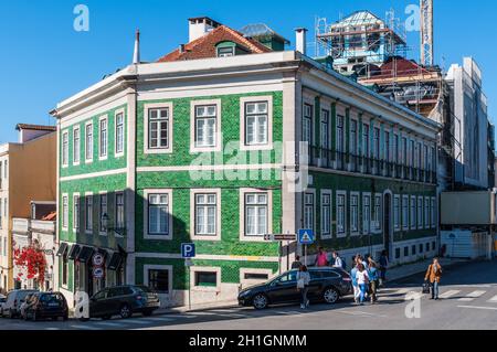Lissabon, Portugal - 19. Mai 2017: Romantische Straße mit dem typischen Blick auf bunte Häuser in der Altstadt von Lissabon, Portugal. Stockfoto