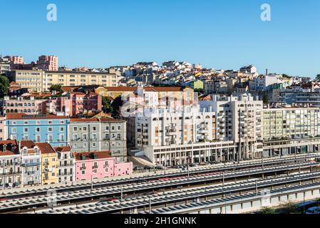 Lissabon, Portugal - 19. Mai 2017: Lissabon Stadtbild mit Santa Apolonia Bahnhof im Vordergrund unter einem klaren blauen Himmel. Blick auf die Stadt von Kreuzfahrt Stockfoto