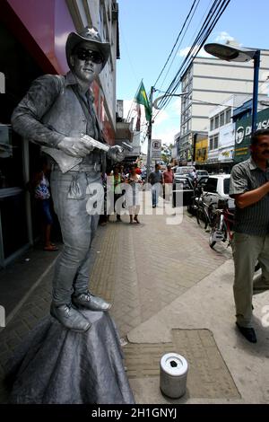 itabuna, bahia / brasilien - 6. märz 2012: Straßenkünstler führt Live-Statue in der Stadt Itabuna, im Süden Bahia. Stockfoto