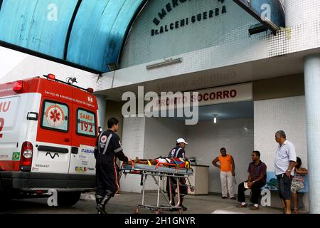 itabuna, bahia / brasilien - 24. august 2011: mitglied des Mobile Emergency Care Service - Samu 192 - Transport eines Patienten in das Basiskrankenhaus in der CI Stockfoto