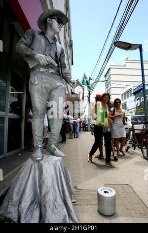 itabuna, bahia / brasilien - 6. märz 2012: Straßenkünstler führt Live-Statue in der Stadt Itabuna, im Süden Bahia. Stockfoto