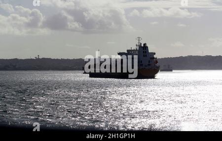 salvador, bahia / brasilien - 3. november 2014: Tanker wird in den Gewässern von Baia de Todos os Santos in der Stadt Salvador gesehen. Stockfoto