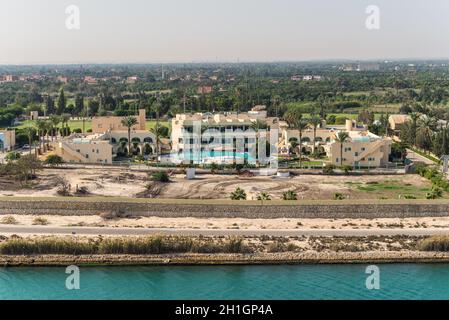 Ismailia, Ägypten - 14. November 2019: Sport Support Resort Hotel am Ufer des Suezkanals in der Nähe von Ismailia, Ägypten, Afrika. Stockfoto