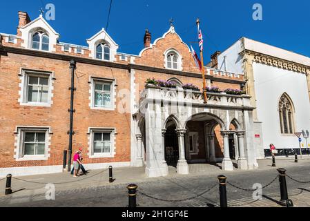 Gibraltar, UK - 18. Mai 2017: Blick auf das Haus des Gouverneurs auch als Kloster von Gibraltar genannt. Das Kloster, die offizielle Residenz des Gouverneurs. Stockfoto