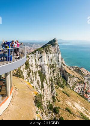 Gibraltar, UK - 18. Mai 2017: Touristen und Berberaffen auf die Aussichtsplattform mit dem Rock und der spanischen Küste nach hinten, Gibraltar, United Stockfoto