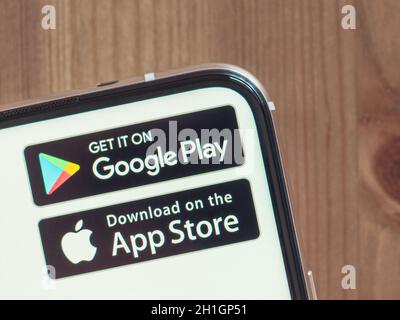 Moskau, Russland - Jule 29, 2020: Google Play und App Store Symbole auf Smartphone-Bildschirm mit Infinity-Display. App Store und Google Play sind Wettbewerber Stockfoto