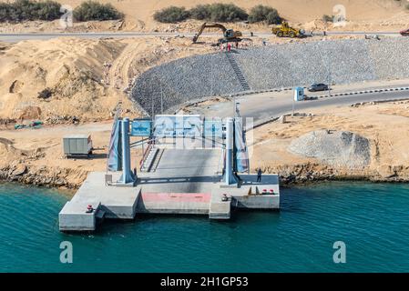 Ismailia, Ägypten - 14. November 2019: Port Said - Suez Canal Rd und eine Betonpier am Ufer des Suez-Kanals in der Nähe von Ismailia, Ägypten, Afrika. Stockfoto