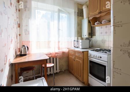 Anapa, Russland - 25. Juni 2020: Küche in einer kleinen Wohnung mit einem veralteten Interieur Stockfoto