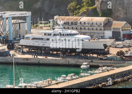 Savona, Italien - 15. Mai 2017: Reparatur von Motor yacht Adamas II am Ufer in Savona, Ligurien, Italien. Stockfoto