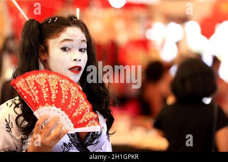 salvador, bahia / brasilien - 27. august 2016: Auf der japanischen Kulturparty im Parque de Exposicoes in der Stadt Salvad werden die Menschen am Verkaufsstand gesehen Stockfoto