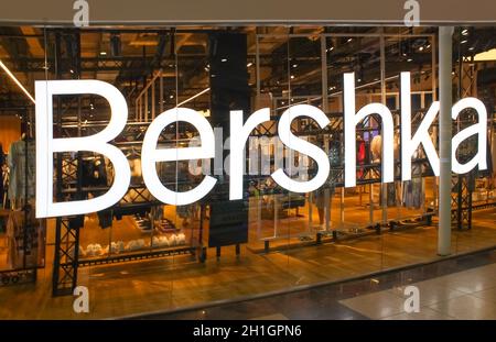 Kiyv, Ukraine - 2. August 2020: Bershka-Laden im Inneren. Bershka ist ein Bekleidungshandelsunternehmen. Es ist Teil der spanischen Inditex-Gruppe Stockfoto