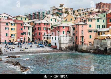 Genua, Italien, 14. Mai 2017: Architektur der Boccadasse - kleines Fischerdorf in der Nähe der Stadt Genua, Italien. Stockfoto