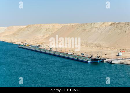 Ismailia, Ägypten - 14. November 2019: Eine lange Pontonbrücke des Hafens Said - Suez Canal Rd am Ufer des Suez-Kanals in der Nähe von Ismailia, Ägypten, Afric Stockfoto