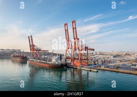 Salalah, Oman - 19. November 2019: Bulk Carrier Schiffe im Hafen von Salalah in Oman, Arabian Sea vertäut. Laden und Entladen, Export-Import. Stockfoto