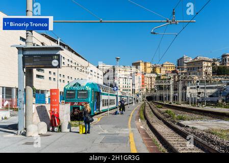 Genua, Italien, 15. Mai 2017: Passagiere warten auf den Zug auf dem Bahnsteig am Bahnhof Genova Brignole in Genua, Ligurien, Italien. Es Stockfoto