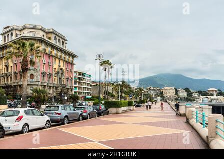 Genua, Italien, 14. Mai 2017: Menschen sind zu Fuß entlang der Corso Italia Straße in Genua, Italien. Corso Italia ist die Promenade von Genua, Italien. Stockfoto