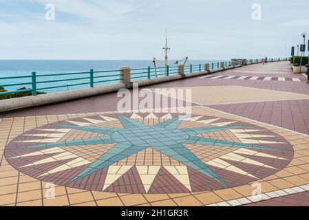 Genua, Italien, 14. Mai 2017: Blick entlang der Corso Italia Straße in Genua, Italien. Corso Italia ist die Promenade von Genua, Italien. Stockfoto