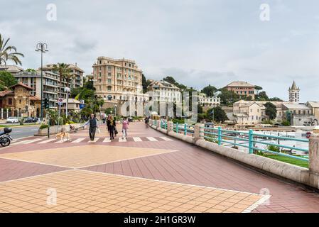 Genua, Italien, 14. Mai 2017: Menschen sind zu Fuß entlang der Corso Italia Straße in Genua, Italien. Corso Italia ist die Promenade von Genua, Italien. Stockfoto