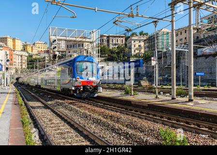 Genua, Italien, 15. Mai 2017: Trenitalia Passagiere Zug zum Bahnhof Genova Brignole in Genua, Ligurien, Italien anreisen. Stockfoto