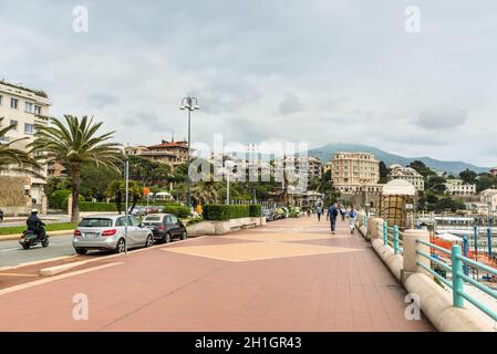 Genua, Italien, 14. Mai 2017: Menschen sind zu Fuß entlang der Corso Italia Straße in Genua, Italien. Corso Italia ist die Promenade von Genua, Italien. Stockfoto