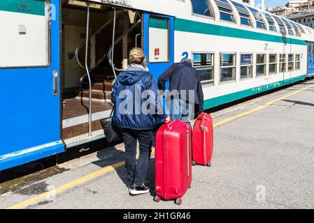 Genua, Italien, 15. Mai 2017: Reisende sind immer auf der Trenitalia Zug am Bahnhof Genova Brignole in Genua, Ligurien, Italien. Stockfoto