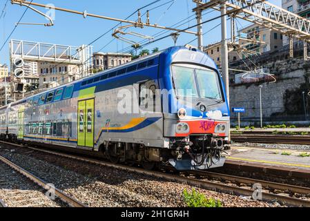 Genua, Italien, 15. Mai 2017: Trenitalia Passagiere Zug zum Bahnhof Genova Brignole in Genua, Ligurien, Italien anreisen. Stockfoto