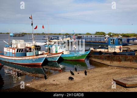 santa cruz cabralia, bahia / brasilien - 14. januar 2008: Fischerboote sind im Hafen der Stadt Santa Cruz Cabralia zu sehen. Stockfoto