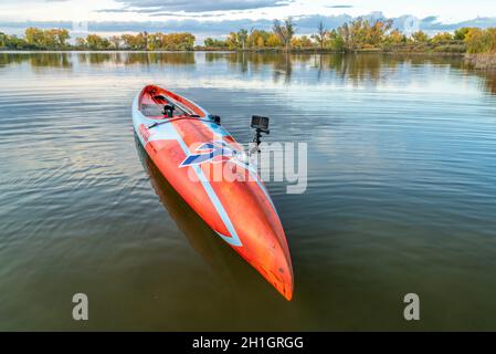 Fort Collins, CO, USA - 7. Oktober 2021: GoPro Hero 10 Action-Kamera, montiert mit RAM-Halterung und Seasucker-Saugnapf auf einem Deck aus Racing Stand Up Pad Stockfoto