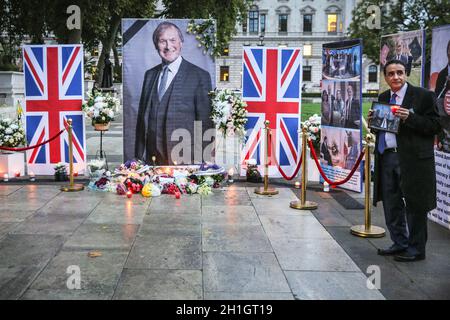 Westminster, London, Großbritannien. Oktober 2021. Mitglieder der anglo-iranischen Gemeinschaften in London halten Sir David Amess auf dem Parliament Square ein Denkmal, um ihnen Respekt zu zollen. Sir David hatte eine parlamentarische Bemühung zur Unterstützung eines freien und demokratischen Iran angeführt. Kredit: Imageplotter/Alamy Live Nachrichten Stockfoto