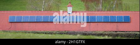 BUCKINGHAMSHIRE, Großbritannien - 13. April 2021. Sonnenkollektoren auf einem Ziegeldach eines ländlichen Grundstücks. Haus, Haus oder Gebäude auf dem Land in Großbritannien Stockfoto