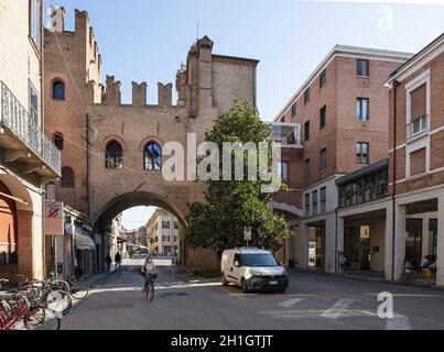 Ferrara, Italien. 6. August 2020. Der Uhrenturm auf dem Domplatz in ferrara, italien Stockfoto