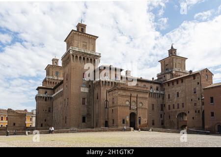 Ferrara, Italien. August 2020. Ein Panoramablick auf das Schloss Este im Stadtzentrum. Imposantes Wasserschloss aus dem 14. Jahrhundert mit prunkvollen Privatgemächern, Stockfoto