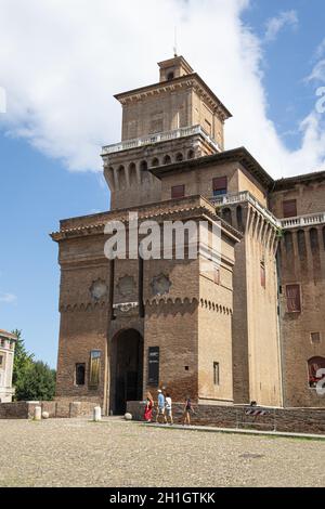 Ferrara, Italien. August 2020. Ein Panoramablick auf das Schloss Este im Stadtzentrum. Imposantes Wasserschloss aus dem 14. Jahrhundert mit prunkvollen Privatgemächern, Stockfoto