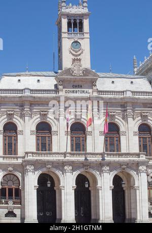 Valladolid, Spanien - 18. Juli 2020: Rathaus Fassade am Hauptplatz von Valladolid, Spanien. Emblematische Lage der Stadt, Spanien Stockfoto