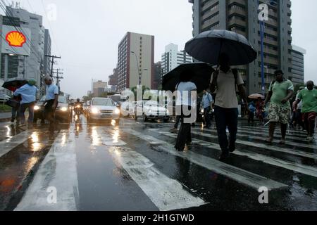 salvador, bahia / brasilien - 23. april 2013: Menschen werden bei Fußgängerübergängen in der Stadt Salvador, Bahia, mit Regenführungen beobachtet. Stockfoto