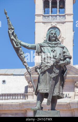 Valladolid, Spanien - 18. Juli 2020: Denkmal des Grafen Pedro Ansurez, gemeißelt von Aurelio Rodríguez Vicente Carretero, 1903. Valladolid Plaza Mayor, Spai Stockfoto